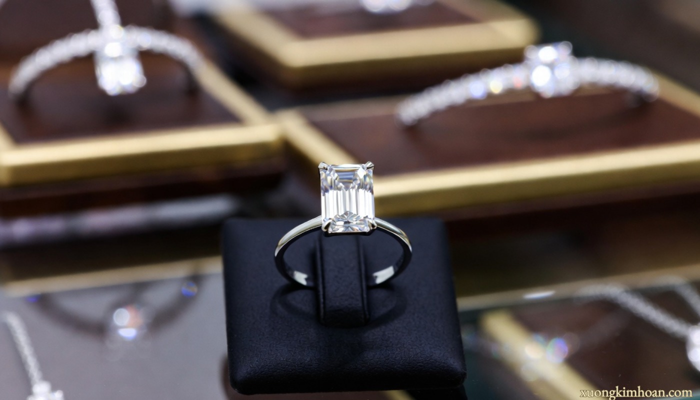 Tại Sao Nhẫn Kim Cương Lab Mặt Emerald Là Biểu Tượng Của Sự Quý Phái? 1 nhẫn kim cương lab mặt Emerald